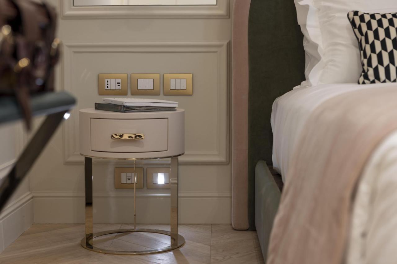Hotel La Gemma Florence Buitenkant foto A bedside table