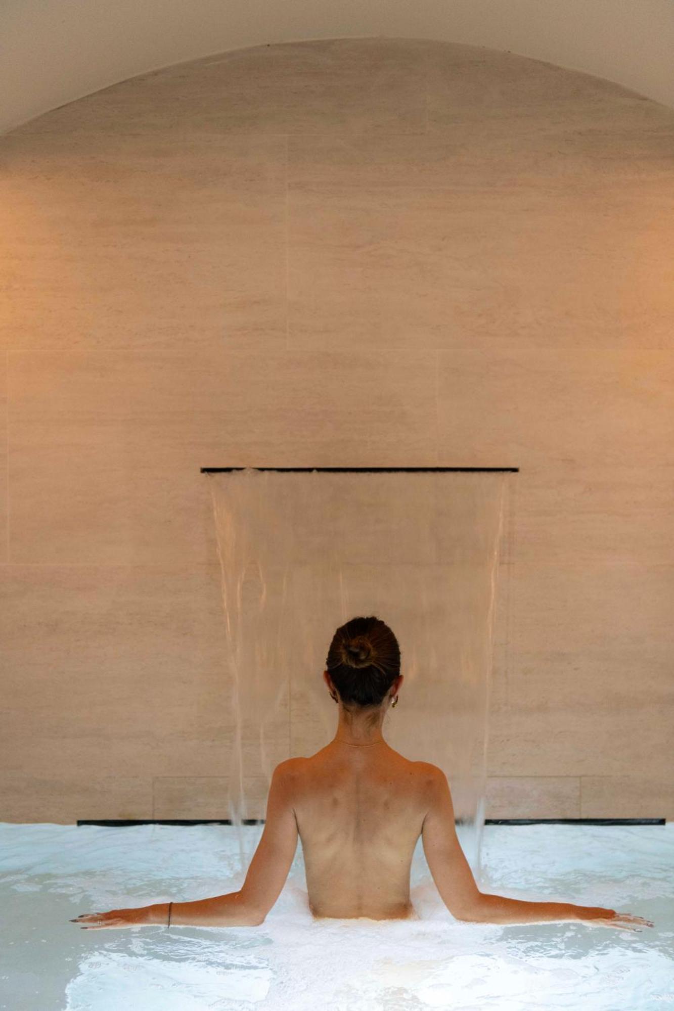 Hotel La Gemma Florence Buitenkant foto A woman in a shower